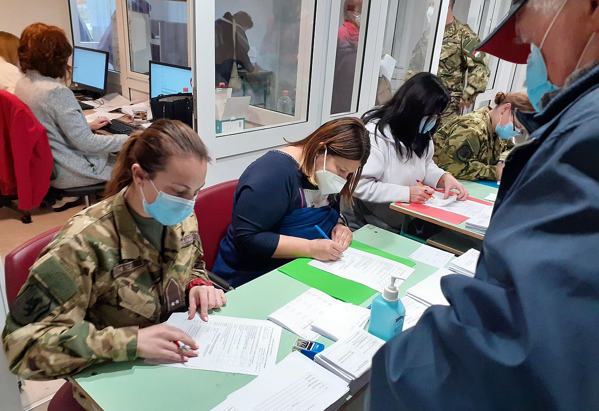 A katonák is segítenek - parancsnoki szemle az oltási akcióhéten